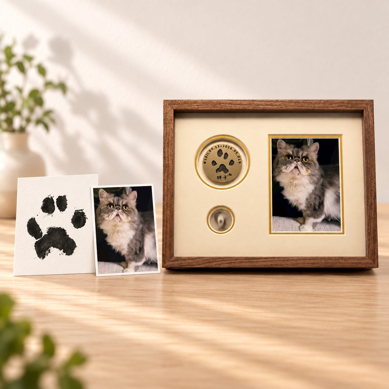 An example paw print and pet photo beside the personalized photo and fur frame.